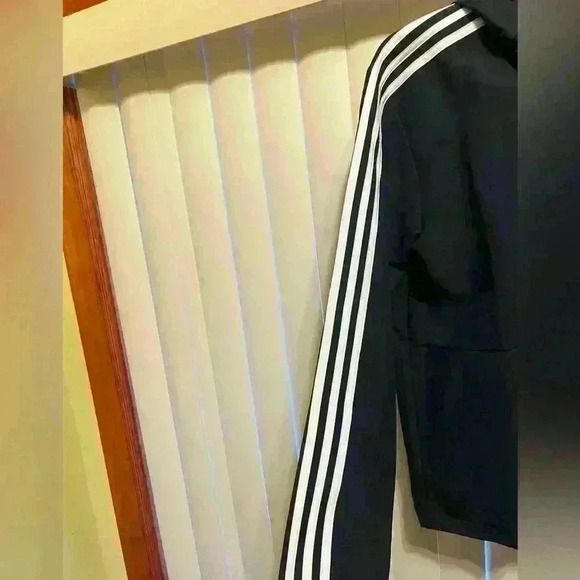 ADIDAS Men's blue Essentials 3-Stripes
Windbreaker. Perfect condition size SMALL - Picture 4 of 13